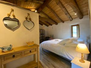 En eller flere senge i et værelse på Les Gîtes de l'Abric