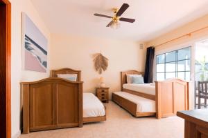 Giường trong phòng chung tại Vela Latina, a villa to enjoy! +53 ảnh