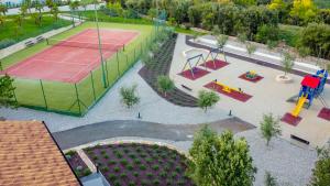卡夫兰Mirana Luxury Villas的网球场和游乐场的鸟瞰图