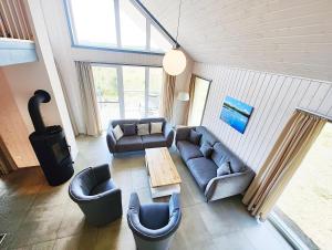 un soggiorno con un divano, sedie e un tavolo di Schwan 315 a Mirow