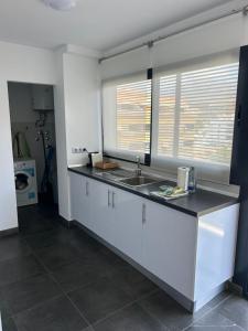 Η κουζίνα ή μικρή κουζίνα στο New apartment center Los Cristianos