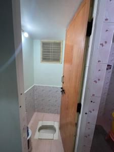 ein kleines Bad mit WC auf dem Boden in der Unterkunft Sahithya Sadana in Sringeri + 8 Fotos