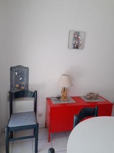 Posezení v ubytování Appartement T2 ocean location avec terrasse et parking privé 200mde la plage + 2 fotografie