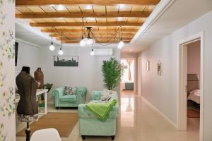 a living room with two chairs and a couch at A TABERNA ROOMS in Laracha