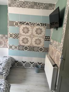 a room with tiles on the walls and a door at Chambre d hôtes Arcis sur Aube in Arcis-sur-Aube +39 photos