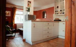 O bucătărie sau chicinetă la 2-Bed Cottage in Buxton
