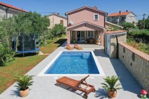 basen na podwórku z domem w obiekcie Vacation house Ulika w mieście Gabonjin