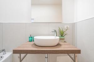 A bathroom at Blanco Rooms