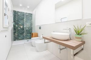 A bathroom at Blanco Rooms