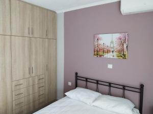 una camera da letto con un letto e un quadro sul muro di Chris&Chris Luxury apartment a Mesolongi (Missolungi )