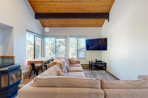 een woonkamer met een bank en een tafel bij Pine in the Sky in Truckee