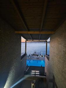 vista sull'oceano da un edificio con piscina di Happy Blue 1 a Vlorë Altre 103 foto