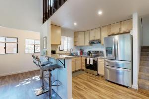 een keuken met een roestvrijstalen koelkast en houten kasten bij Pine in the Sky in Truckee