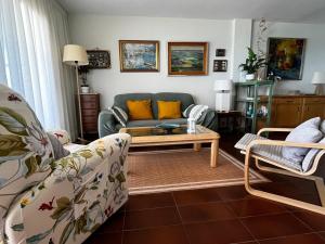 Posezení v ubytování Acogedor y Amplio Apartamento familiar a pie de playa