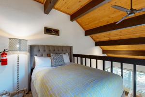 een slaapkamer met een bed en een plafond bij Pine in the Sky in Truckee +28 foto's