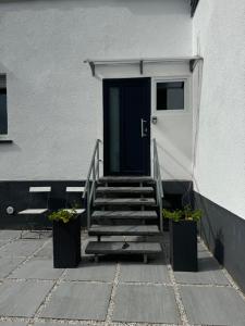 DierdorfにあるNeue Ferienwohnung Dierdorfの建物の扉につながる階段