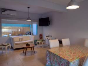 a living room with a table and a couch at Casa de Mar in Puerto Pirámides