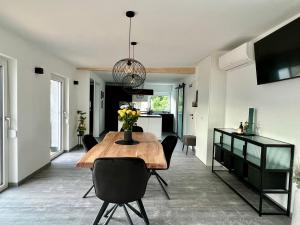 a kitchen and dining room with a table and chairs at Wolfis Traunseeblick - mit Klimaanlage u kostenlosem Parkplatz direkt an der Unterkunft in Gmunden
