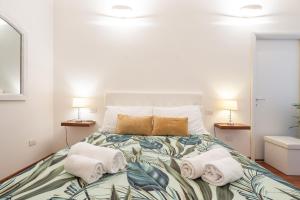 A bed or beds in a room at Blanco Rooms