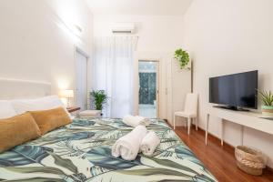 A bed or beds in a room at Blanco Rooms