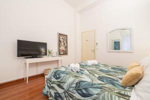 A bed or beds in a room at Blanco Rooms