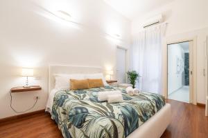 A bed or beds in a room at Blanco Rooms