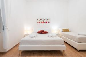 A bed or beds in a room at Blanco Rooms