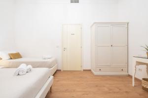 A bed or beds in a room at Blanco Rooms