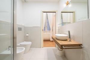 A bathroom at Blanco Rooms