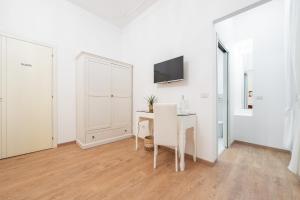 A television and/or entertainment centre at Blanco Rooms