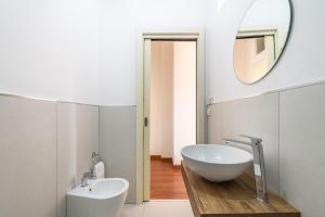 A bathroom at Blanco Rooms