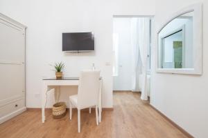 A television and/or entertainment centre at Blanco Rooms