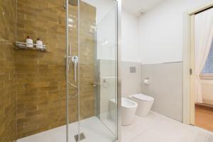 A bathroom at Blanco Rooms