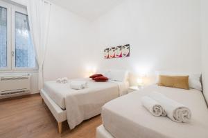 A bed or beds in a room at Blanco Rooms