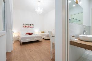 A bed or beds in a room at Blanco Rooms