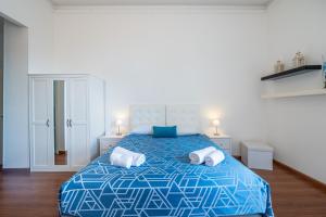 A bed or beds in a room at Blanco Rooms