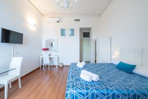 A bed or beds in a room at Blanco Rooms