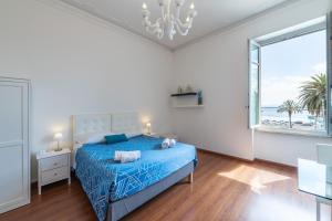 A bed or beds in a room at Blanco Rooms