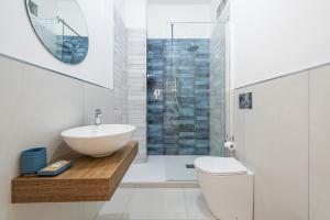 A bathroom at Blanco Rooms