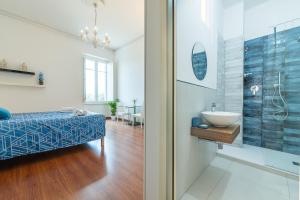 A bed or beds in a room at Blanco Rooms