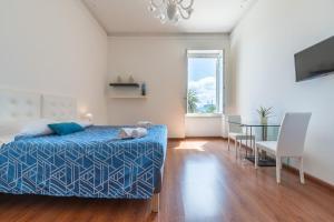 A bed or beds in a room at Blanco Rooms
