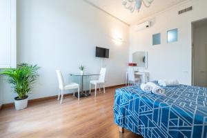 A television and/or entertainment centre at Blanco Rooms