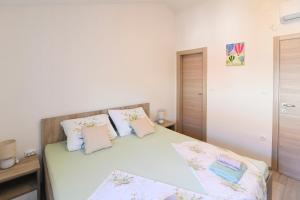 Łóżko lub łóżka w pokoju w obiekcie Vacation house Ulika