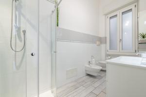 A bathroom at Blanco Rooms