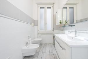 A bathroom at Blanco Rooms