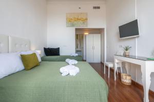 A bed or beds in a room at Blanco Rooms