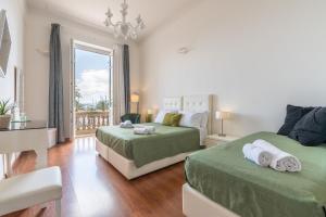 A bed or beds in a room at Blanco Rooms