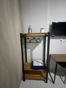 a wooden table with a shelf and a desk at Apt na Lapa - RJ in Rio de Janeiro