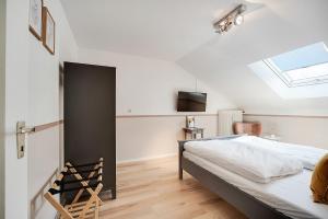 Un dormitorio con una cama y una claraboya. en Cozy Apartment, en Prien am Chiemsee