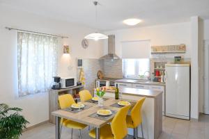 Kuchnia lub aneks kuchenny w obiekcie Vacation house Ulika